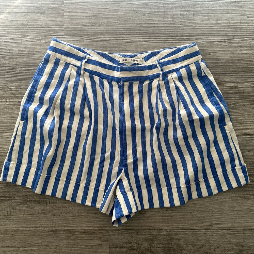 Alice + Olivia Blue and White Vertical Stripe Tailored Shorts Sz 6 resort